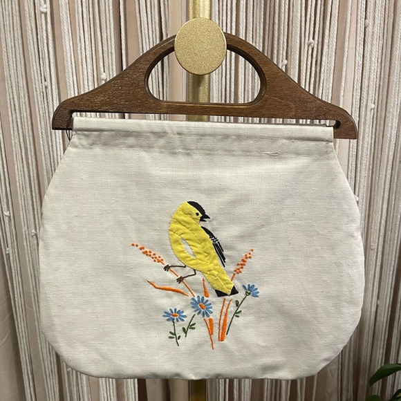 Mid-century vintage handmade purse w/ embroidered bird and wooden handle - Picture 7 of 12